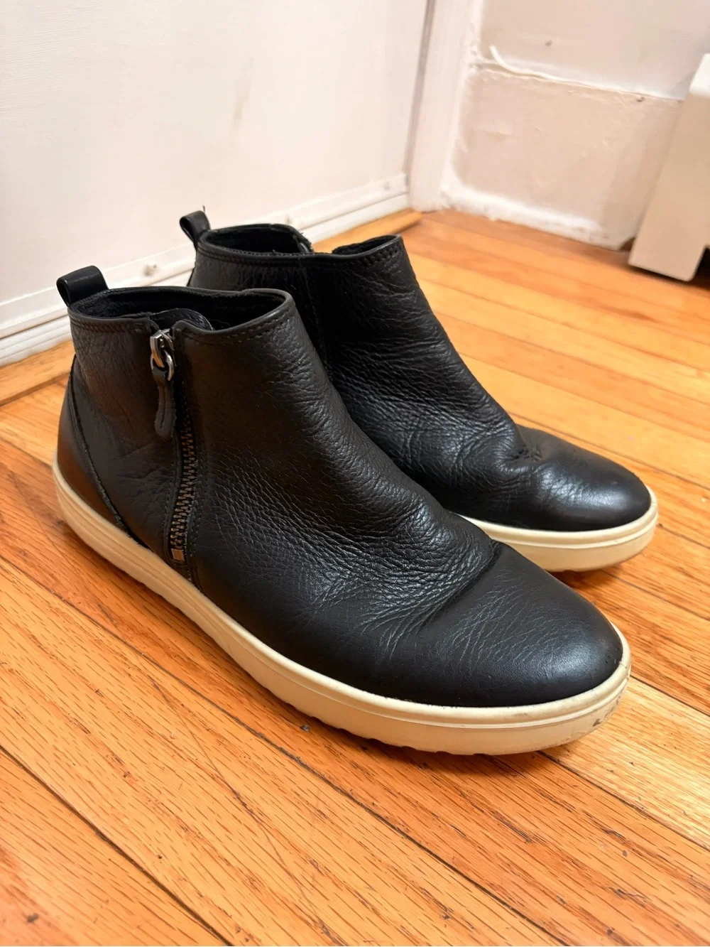 Ecco Black Leather Chukka Boots with White Sole
